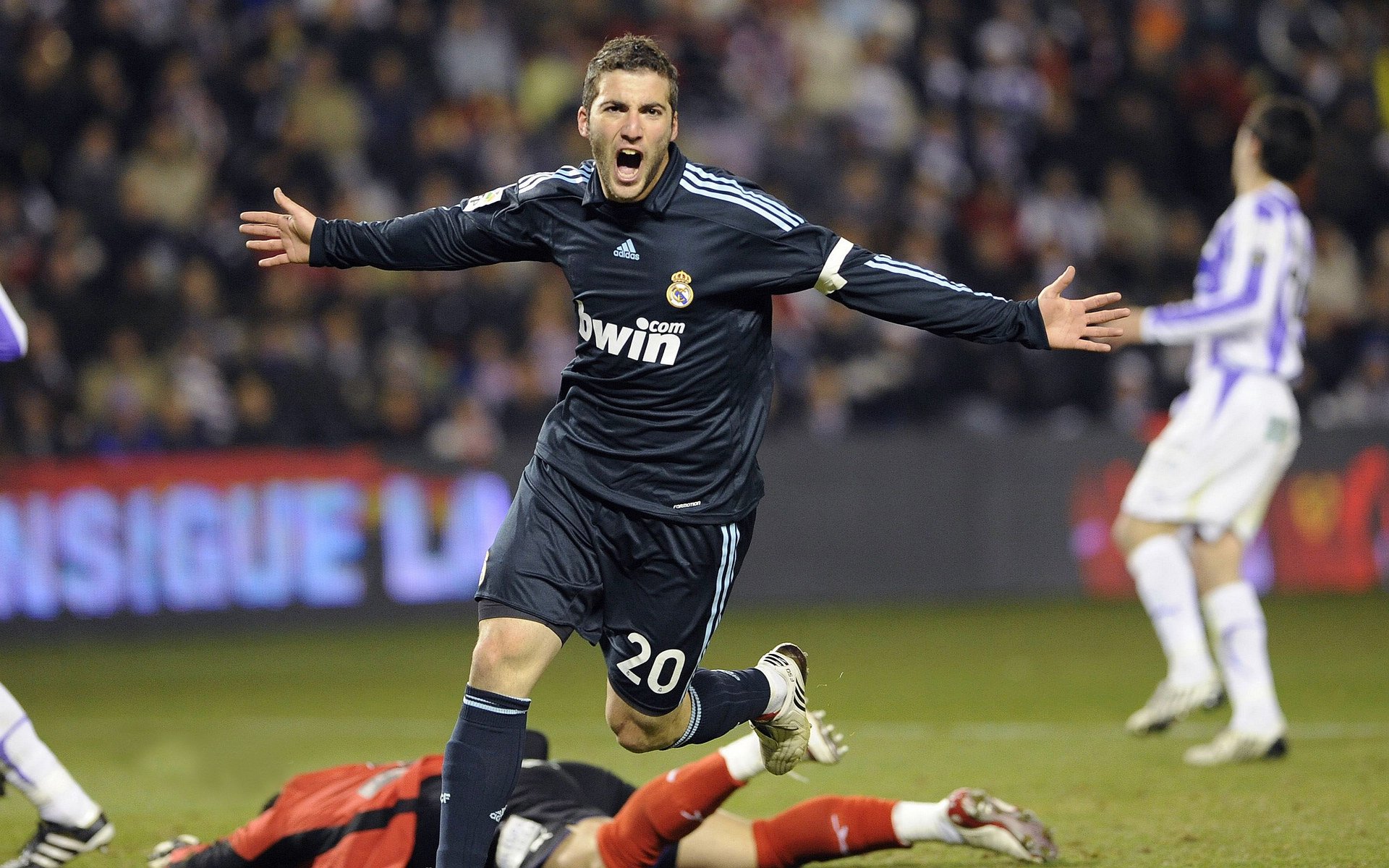 球迷狂欢：现场气氛爆棚，俱乐部大放异彩，球迷的疯狂举动